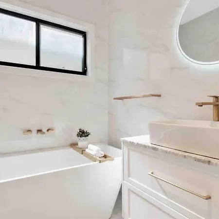 Spacious Modern 3 Bdr Home Minutes From Beach Merewether Exterior photo