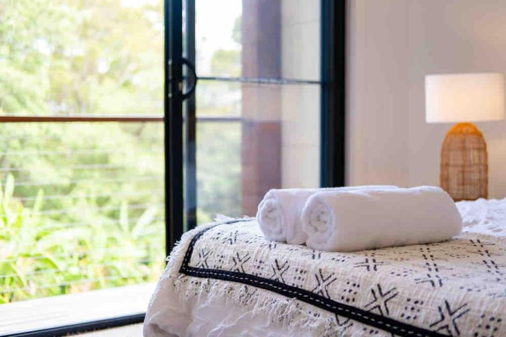 Spacious Modern 3 Bdr Minutes From Holiday home Merewether