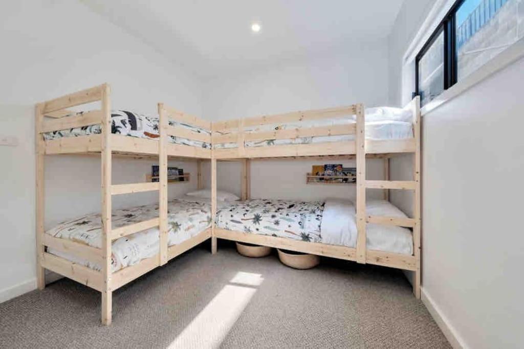 Spacious Modern 3 Bdr Minutes From Holiday home *