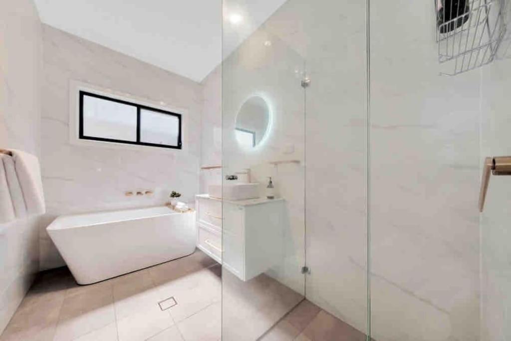 Spacious Modern 3 Bdr Minutes From * Merewether