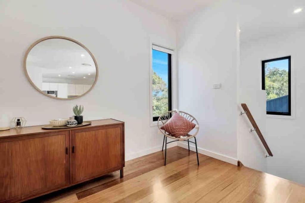 Spacious Modern 3 Bdr Minutes From Holiday home