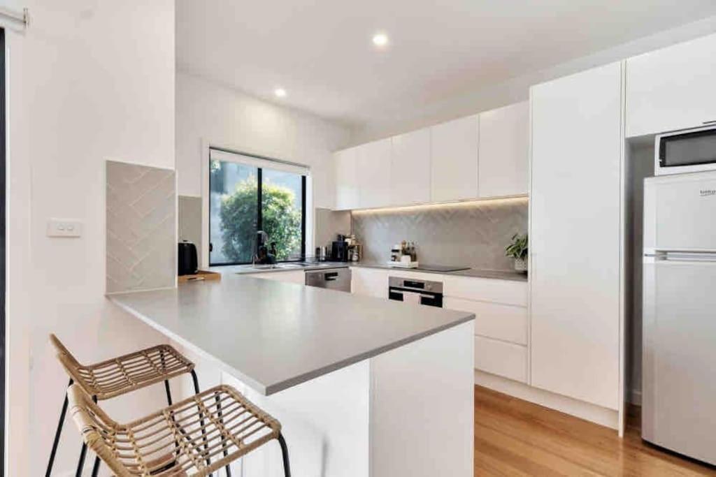Spacious Modern 3 Bdr Minutes From Holiday home *