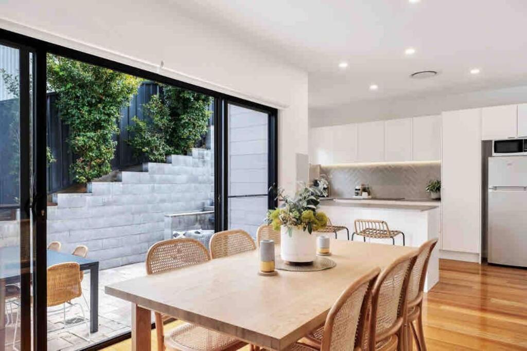 Spacious Modern 3 Bdr Minutes From * Merewether